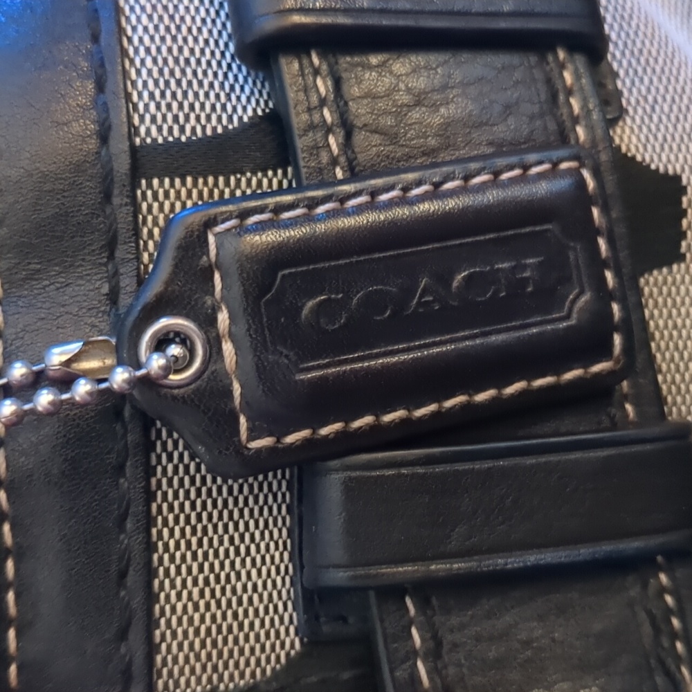 Authentic Coach Hamptons Signature Pocketbook - Picture 11 of 12